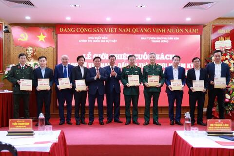 Giới thiệu cuốn sách về dấu ấn thành tựu nhiệm kỳ VV888 casino, bắn cá, đá gà, game bài lần thứ XIII của Đảng