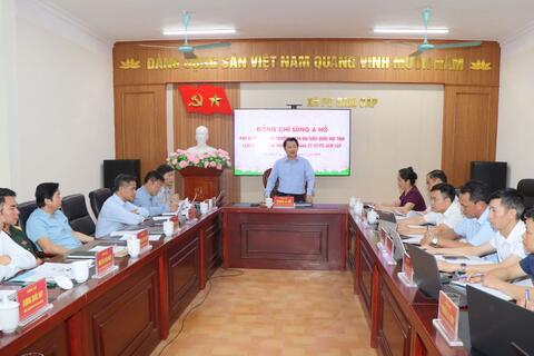 Phó Bí thư Tỉnh ủy Sùng A Hồ làm việc với Ban Thường vụ Đảng ủy xã Pu Sam Cáp và tặng quà người có công, thân nhân người có công