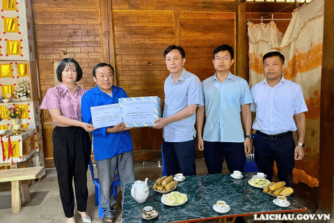 Thăm, tặng quà của Ủy ban Kiểm tra Trung ương cho gia đình liệt sĩ tại VV88 com đăng nhập