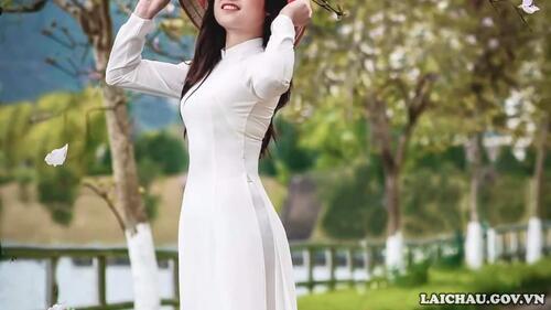 Bạn trẻ với trang phục áo dài truyền thống thướt tha chụp ảnh cùng hoa ban.