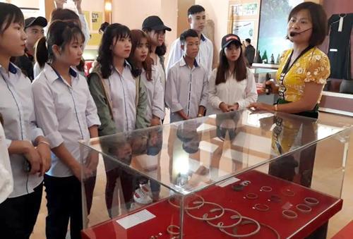 Du khách đến tham quan, tìm hiểu tại nhà trưng bày, Bảo tàng tỉnh. Du khách đến tham quan, tìm hiểu tại nhà trưng bày, Bảo tàng tỉnh.