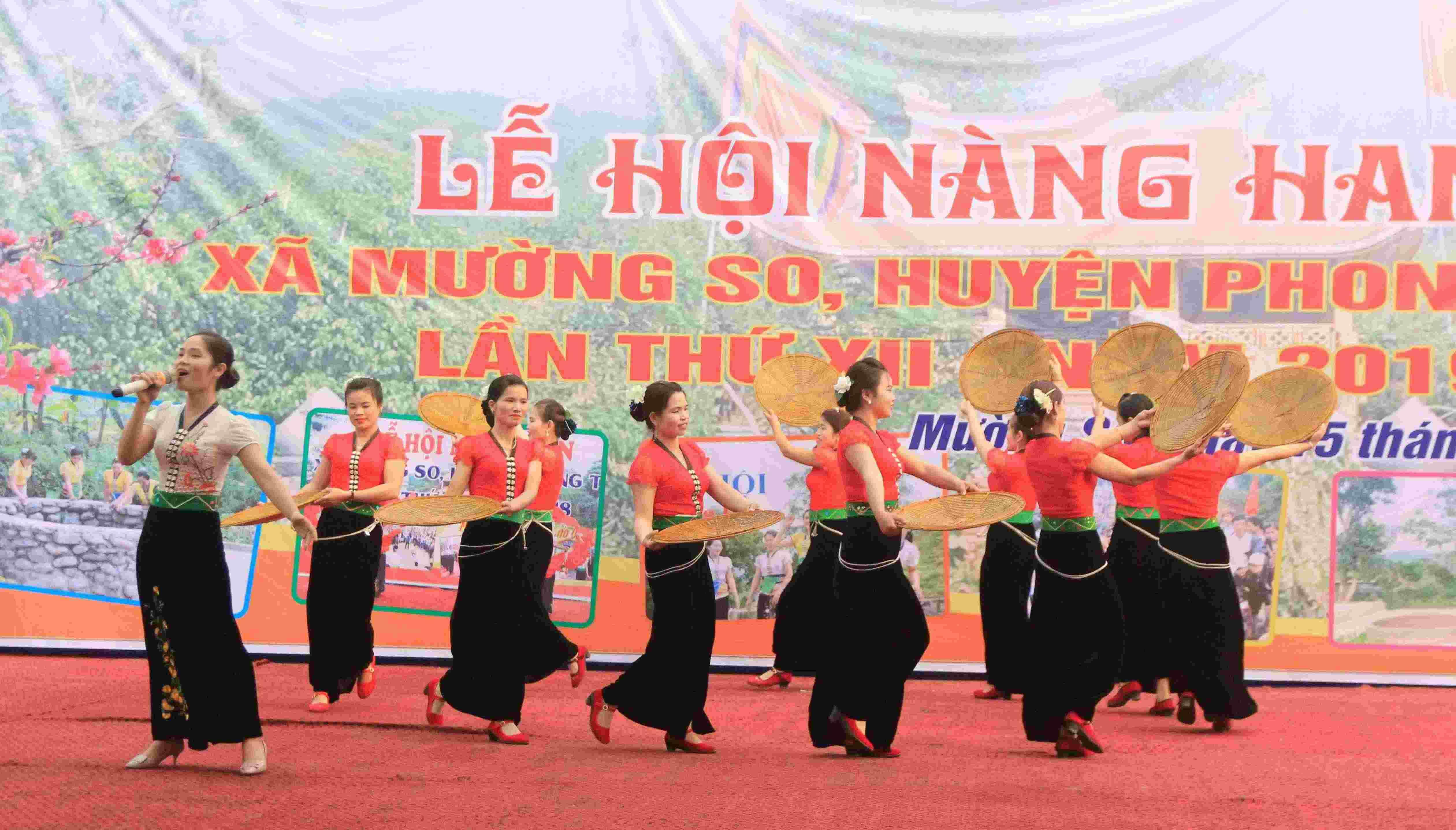 Giao lưu văn nghệ trong lễ hội Nàng Han. Giao lưu văn nghệ trong lễ hội Nàng Han.