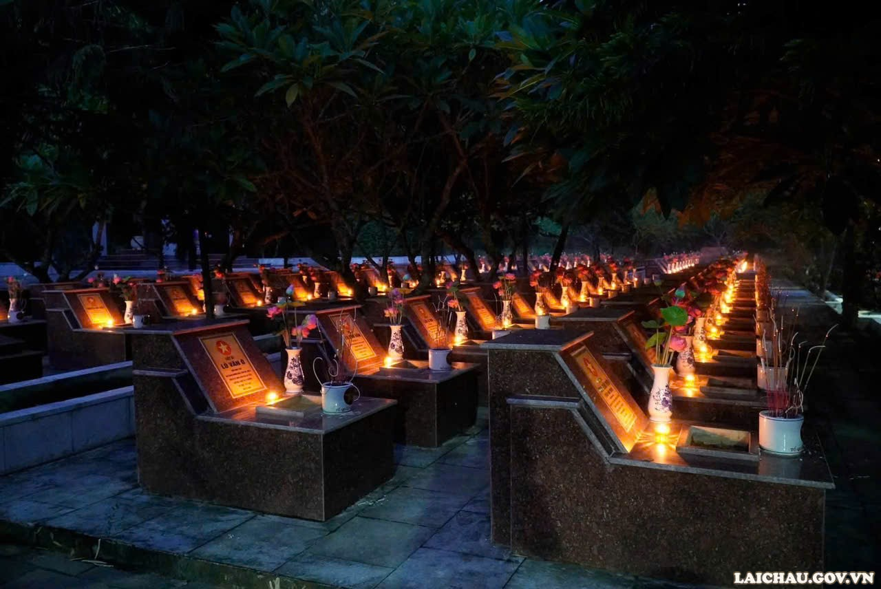 Phó Bí thư Tỉnh ủy Nguyễn Ngọc Vinh và Đoàn đại biểu dâng hương, thắp nến tri ân tại Nghĩa trang Liệt sĩ Thanh niên xung phong xã Lê Lợi
