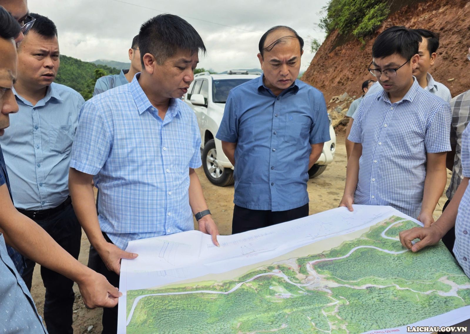 Phó Chủ tịch UBND tỉnh Nguyễn Sỹ Cảnh kiểm tra thực địa một số công trình Đăng ký tại VV88 rất đơn giản và nhanh chóng khắc phục hậu quả thiên tai trên địa bàn tỉnh
