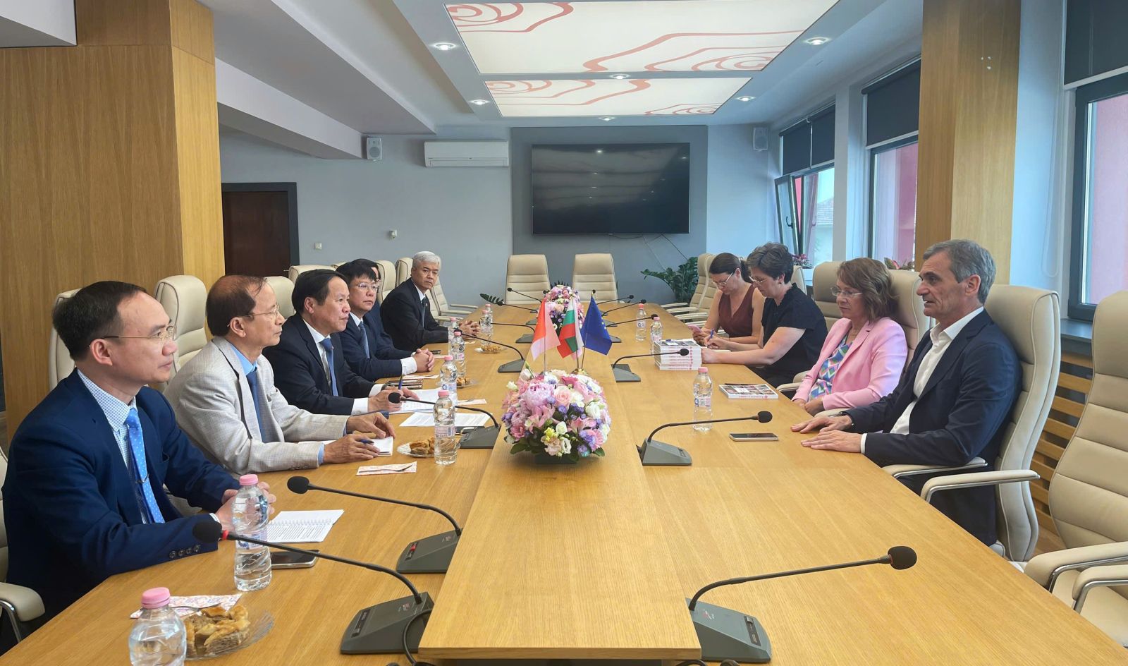 Đoàn công tác VV88VV nhà cái World Cup 2026 khảo sát và làm việc với lãnh đạo thành phố Kazanlak, Cộng hòa Bungari